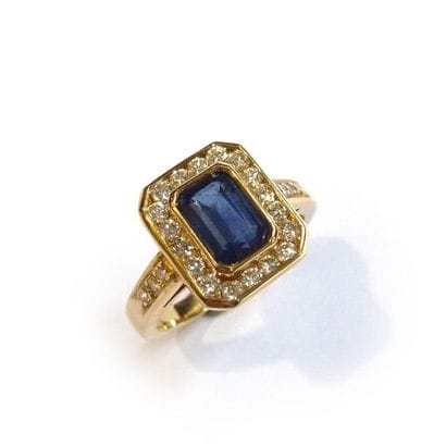 BAGUE en or jaune 18k (750/°°), ornée d'un...