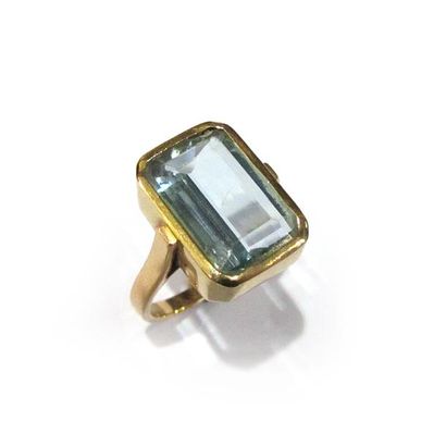 BAGUE en or jaune 18k (750/°°), ornée d'une...
