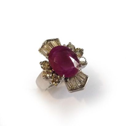 BAGUE en or gris 18k (750/°°), ornée d'un...