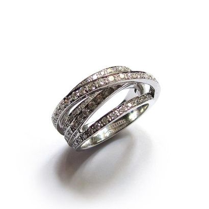 BAGUE en or gris 18k (750/°°), composée de...