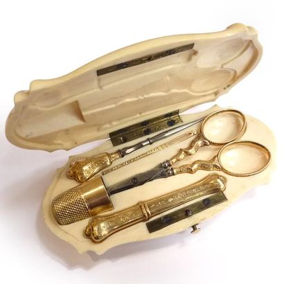 NECESSAIRE A COUTURE en or jaune 18k (750/°°)...