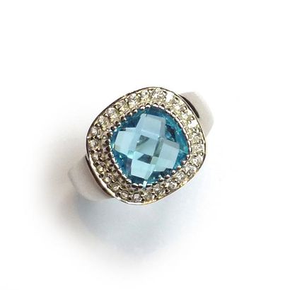 BAGUE en argent (925/°°), ornée d'une topaze...