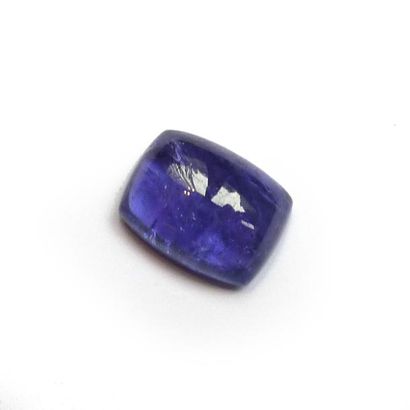 TANZANITE taille cabochon coussin sur papier....