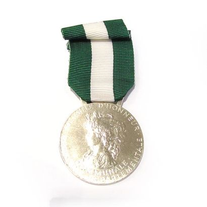 MEDAILLE D'HONNEUR COMMUNALE en métal argenté,...