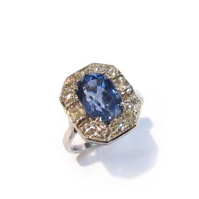 BAGUE en or gris 18k (750/°°), ornée d'un...