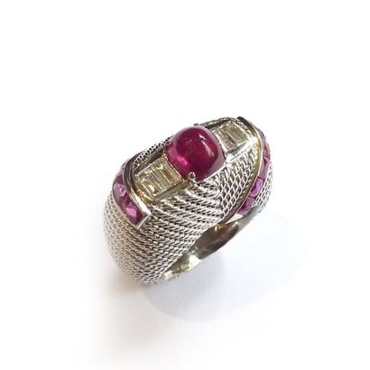 BAGUE en or gris 18k (750/°°), ornée d'un...