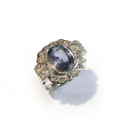 BAGUE en or gris 18k (750/°°), ornée d'un...