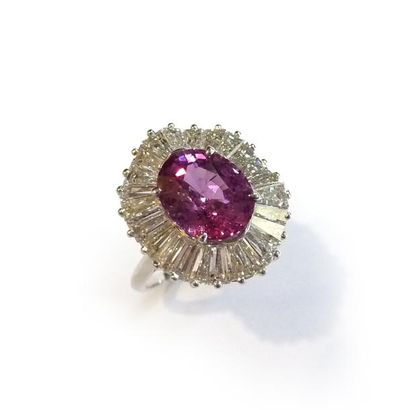 BAGUE jupe en or gris 18k (750/°°), ornée...