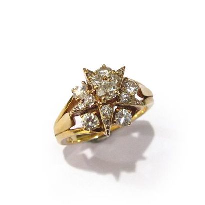 BAGUE en or jaune 18k (750/°°), à décor d'étoile...