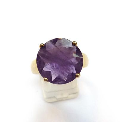 BAGUE en vermeil (925/°°), ornée d'une améthyste...