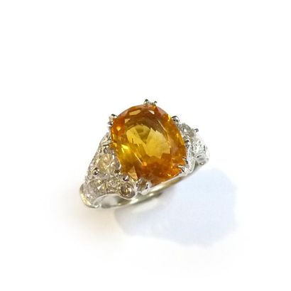 BAGUE en or gris 18k (750/°°), ornée d'un...