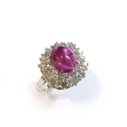 BAGUE en or gris 18k (750/°°), ornée d'un...