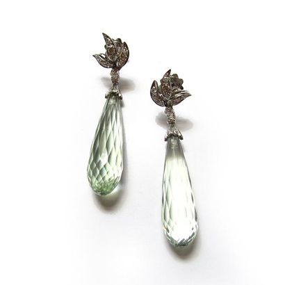 Paire de PENDANTS D'OREILLES en or gris 18k...