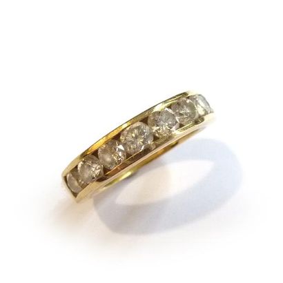 BAGUE en or jaune 18k (750/°°), ornée d'une...