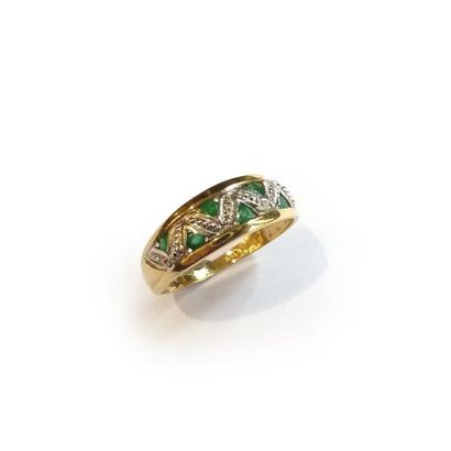 BAGUE 2 tons d'or 18k (750/°°), ornée d'émeraudes...