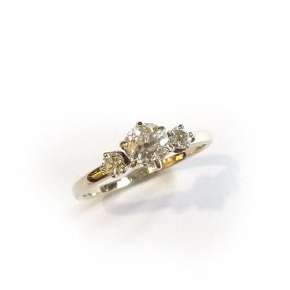 BAGUE en or gris 18k (750/°°), ornée d'un...