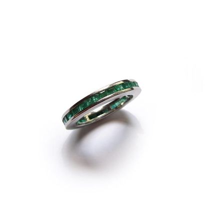 ALLIANCE en or gris 18k (750/°°), ornée d'une...