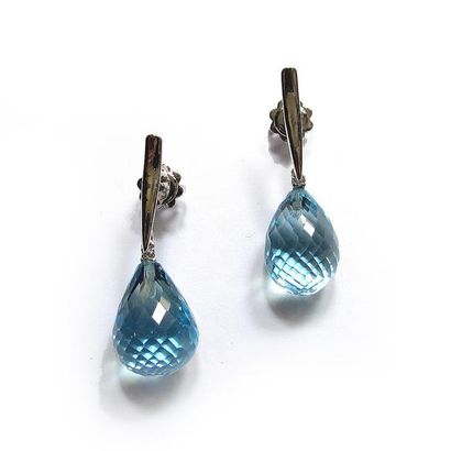 Paire de PENDANTS D'OREILLES en or gris 18k...
