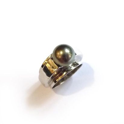 BAGUE en or gris 18k (750/°°), ornée d'une...