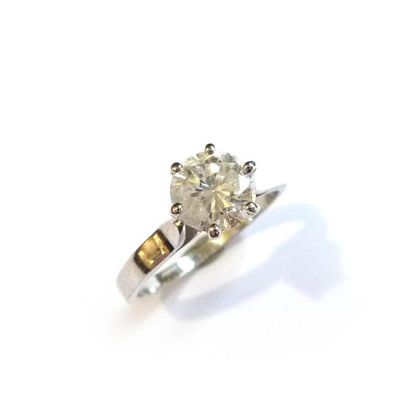 BAGUE solitaire en or gris 18k (750/°°),...