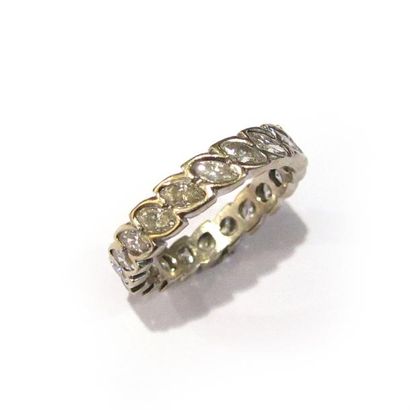 ALLIANCE en or gris 18k (750/°°), ornée d'une...
