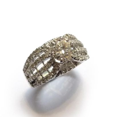 BAGUE en or gris 18k (750/°°), ornée d'un...