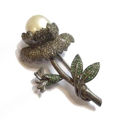 BROCHE en argent (925/°°) patiné, stylisant...