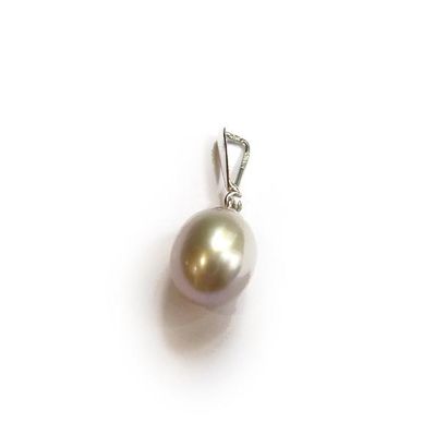 PENDENTIF en or gris 18k (750/°°), orné d'une...