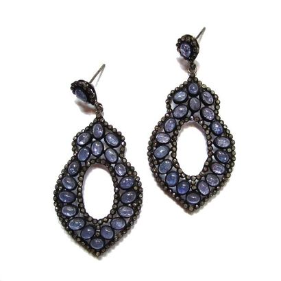 Paire de PENDANTS D'OREILLES en argent noirci...