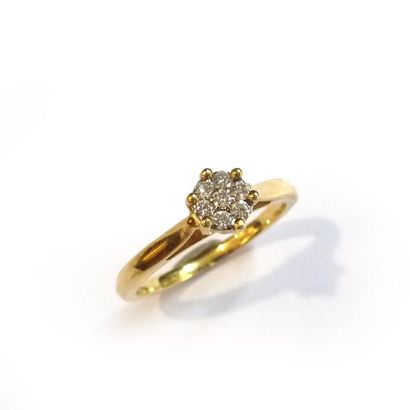 BAGUE en or jaune 18k (750/°°), ornée d'une...