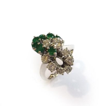 BAGUE en or gris 18k (750/°°), à motifs d'enroulements...