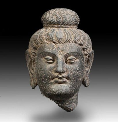 Tête de Bouddha en schiste, les cheveux en...