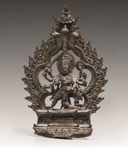 Statuette de Mahakala à huit bras. En bronze....