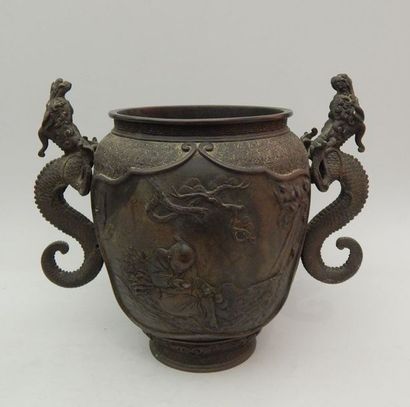 Vase en bronze à deux anses en forme de dragon...
