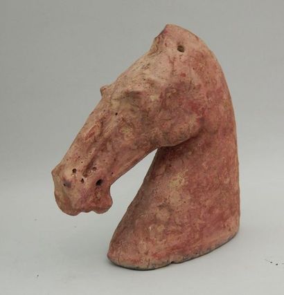 Tête de cheval en terre cuite à polychromie...