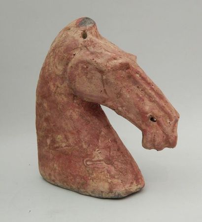 Tête de cheval en terre cuite à polychromie...