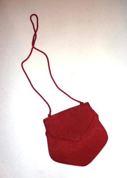 DIOR- Sac de soirée en tissus côtelé rouge.
On...