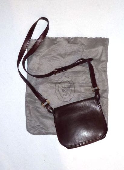 27BIS. CARTIER- Petit sac en cuir brun.