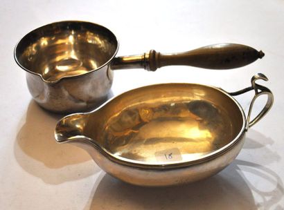Lot comprenant : une saucière en argent 800/°°....
