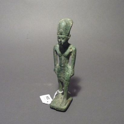 Pharaon marchant en bronze patinée de style...