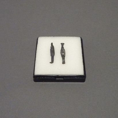 Deux amulettes représentant Isis et Nephtys....