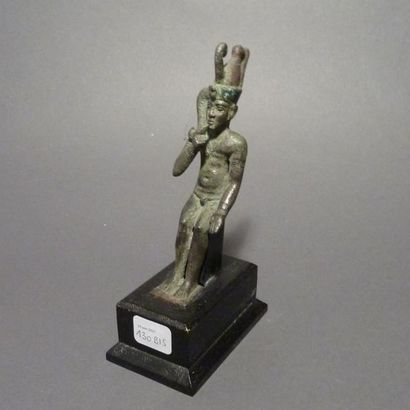 Statuette du dieu Harpocrate nu,assis,portant...