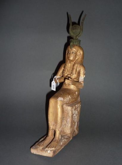 Statuette en bois doré représentant la déesse...