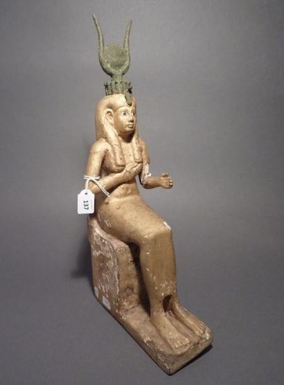 Statuette en bois doré représentant la déesse...