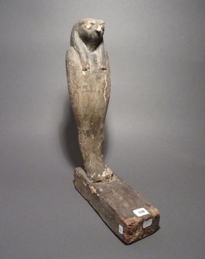 Statuette représentant le fils d'Horus debout...
