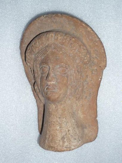 Tete votive féminine coiffée de la toga.Terre...