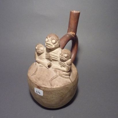 Vase à étrier représentant une scène macabre...