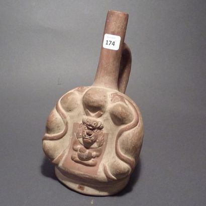 Vase à étrier représentant un guerrier au...