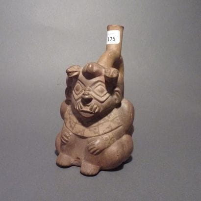 Vase à étrier représentant un guerrier au...