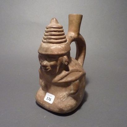Vase à étrier représentant un personnage...